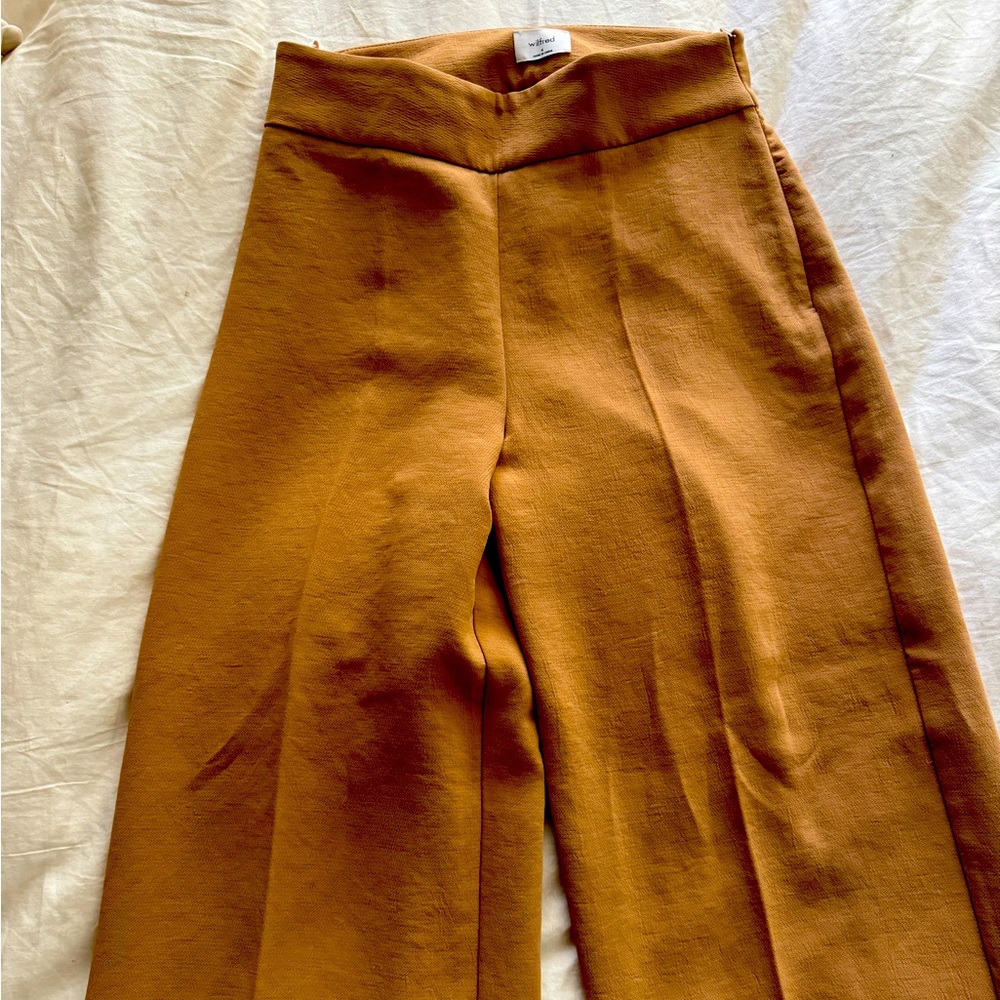 Aritzia Wilfred side zip straight leg short pants, size 4 in tan.
